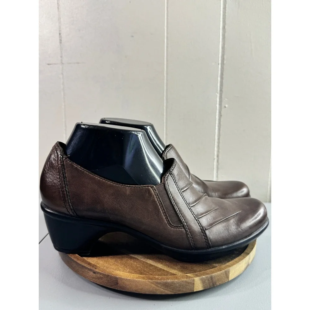 Clarks Slip On Pumps Womens 8 Brown Good Pleated Leather Block Heel Office
